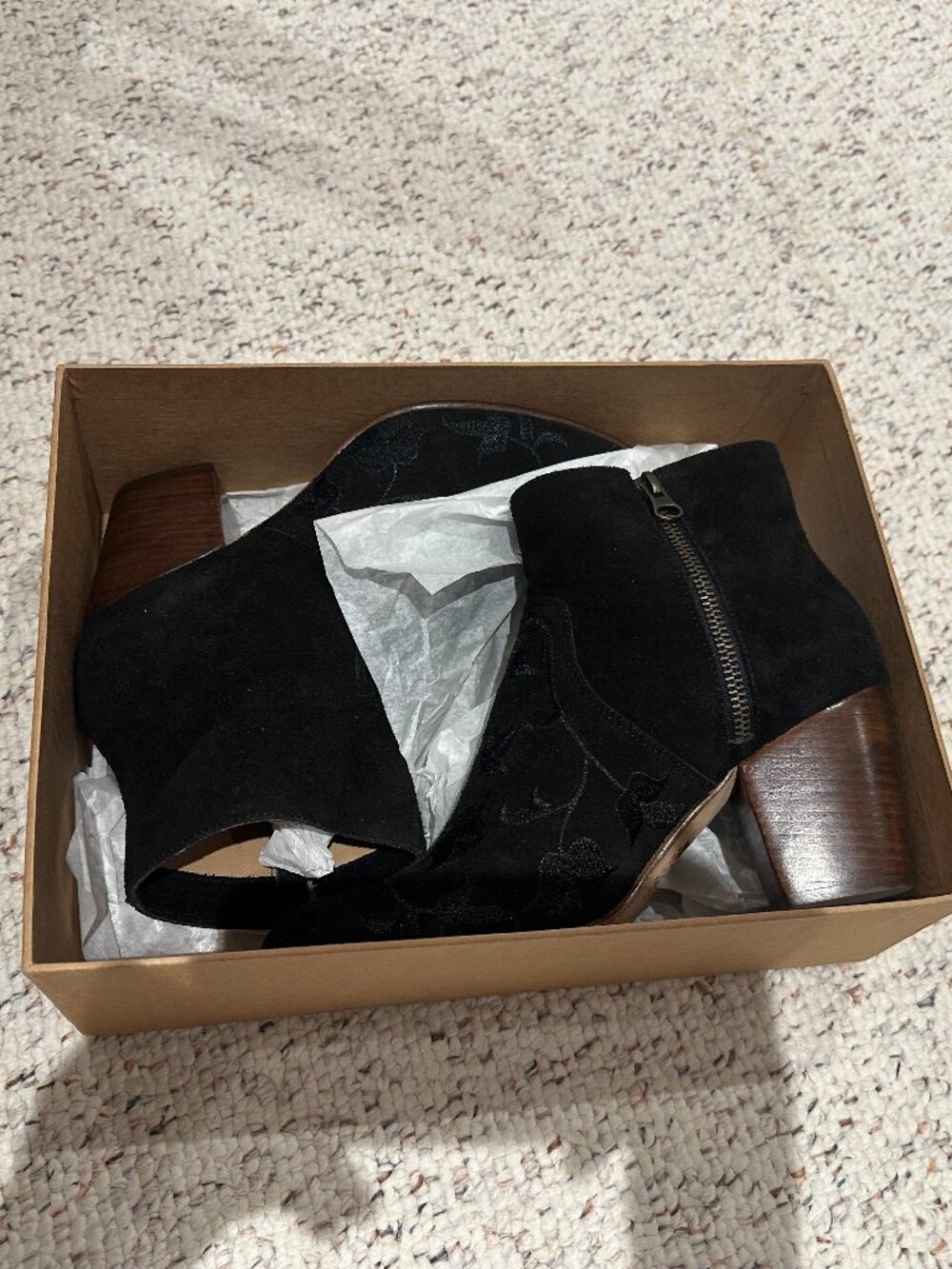 NWT Huma Blanco Prudence Ankle Boot Suede Embossed Black Size 37 US 7‎